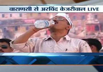 live kejriwal to take on modi in varanasi black ink eggs thrown at aap leaders