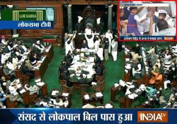 anna hazare breaks his indefinite fast as parliament passes lokpal bill