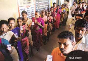 maharashtra brisk early voting across 19 ls constituencies