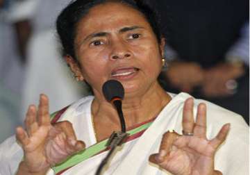 mamata threatens chalo lal qila agitation on moratorium issue