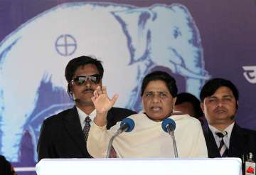 mayawati asks voters to give befitting reply for covering of elephants