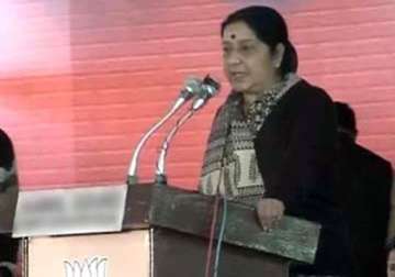 miffed sushma refuses to address rally as none came to welcome her