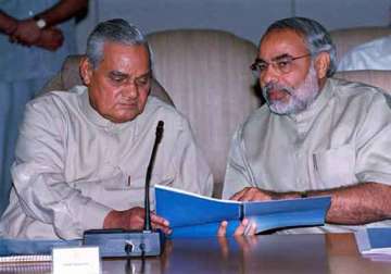 modi meets vajpayee after campaign ends