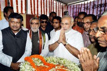 modi gets rousing reception from bjp workers in patna