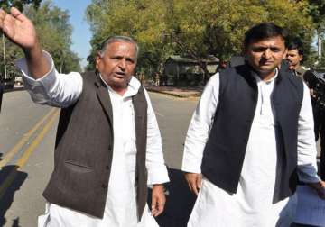 mulayam meets senior sp leaders to review poll result