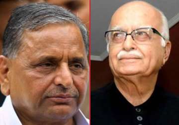 mulayam showers praise on advani lashes out at son akhilesh for poor performance