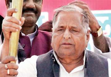 mulayam keeps options open for pm s race