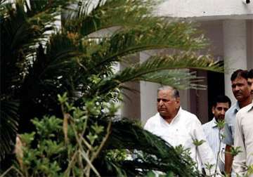 mulayam s visit to rashtrapati bhavan sparks off speculations