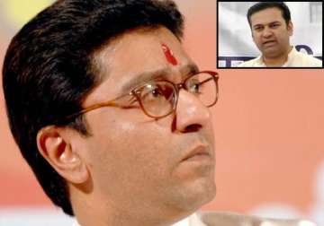 nri businessman offers rs 1 cr prize for garland of shoes for raj thackeray