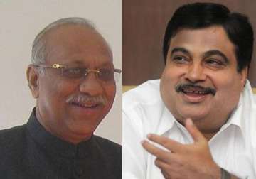 nagpur poll entrant gadkari poses stiff challenge to muttemwar