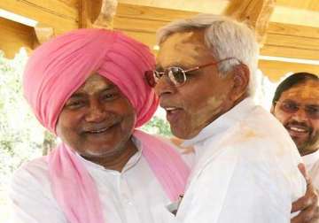 nitish kumar celebrates holi