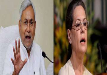 nitish lashes out at sonia for playing communal card