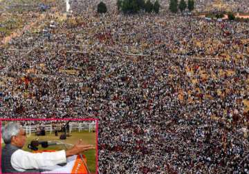 nitish kumar flexes his muscles at patna gandhi maidan rally