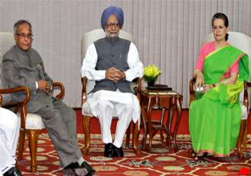 pm sonia greet pranab mukherjee