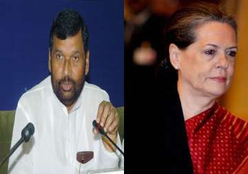 paswan meets sonia on alliance issue