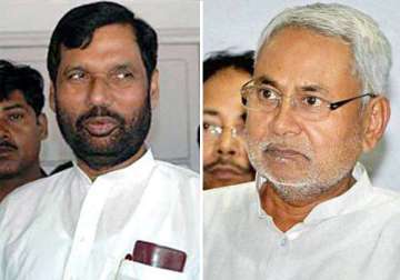 paswan describes nitish attack on modi as a political stunt