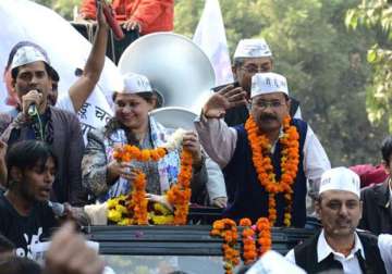 poll campaigning reaches feverish pitch in delhi