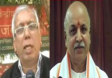 sp leader kamaal farooqui fit to stay in pakistan togadia