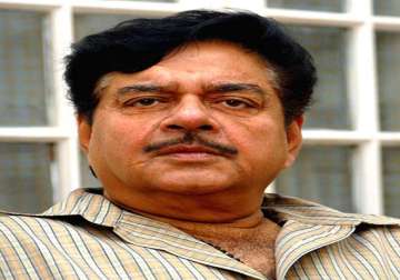 shatrughan sinha opts for advani as pm