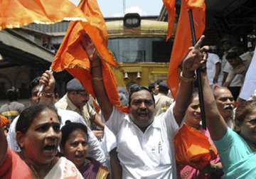 shiv sena mns activists clash outside election office