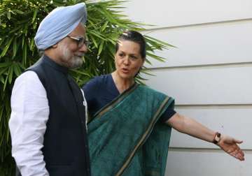 sonia talks to pm after rahul s criticism over ordinance on convicted lawmakers