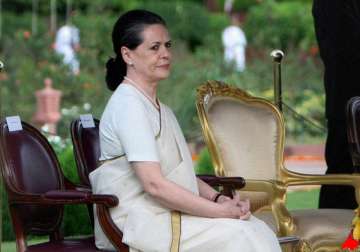 sonia gandhi asks cong mps not to be defensive