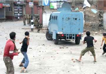 stone pelting prevents voters from reaching anantnag booths