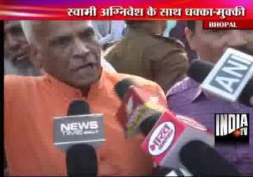swami agnivesh manhandled by vhp activists for amarnath remark