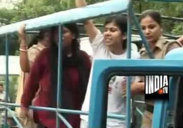 team anna supporters protest outside pm s residence