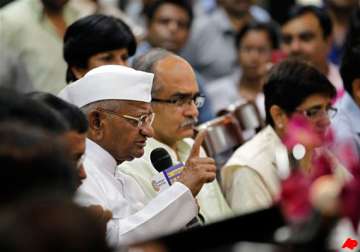 team anna targets pranab pm