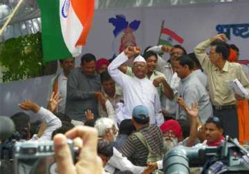 three aap leaders leave for ralegan to meet anna hazare