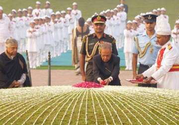 tributes paid to indira gandhi on 95th birth anniversary