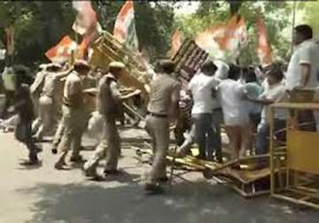youth cong workers protest outside bjp office in delhi