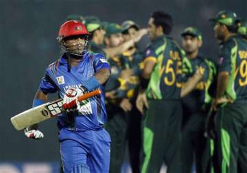 akmal and spinners guide pakistan to victory