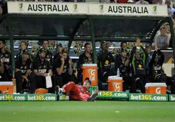 australia beats england by 8 wickets in 2nd t20