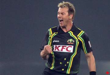 brett lee breaks foot out for 4 6 weeks