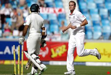 broad hits back after pakistan s solid start