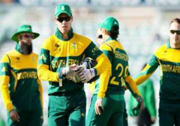 champions trophy regular strikes help pakistan stop south africa to 234/9