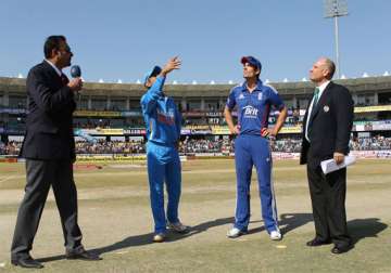 cook wins toss asks india to bat