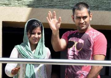 dhoni arrives home to a grand welcome