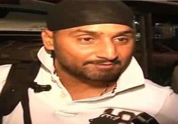 dhoni harbhajan sachin kept waiting for 90 minutes at mumbai airport