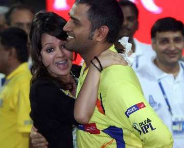 dhoni sakshi shoot a bike ad in hyderabad