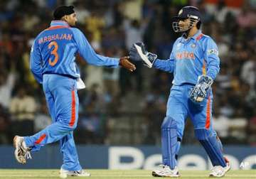 dhoni slams batsmen for playing to gallery