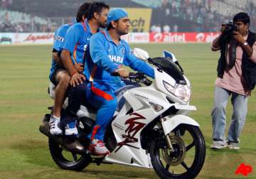 dhoni takes dig at england s record in india
