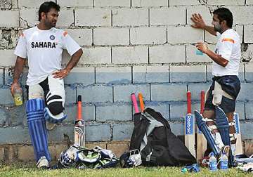 dhoni hit on thumb during net session