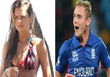 even injury could not stop stuart broad to have fun with a sexy blonde