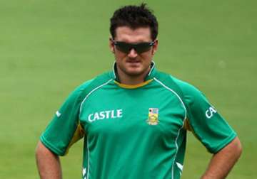 graeme smith sent back home to focus on test