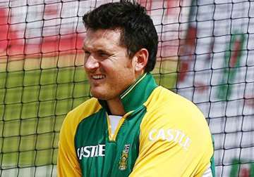 graeme smith under fire for staying back in india to avoid tax