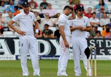 hussain questions english bowling on green pitch