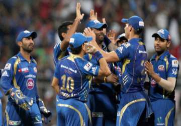 pollard s whirlwind knock helps mi beat sunrisers by 7 wkts